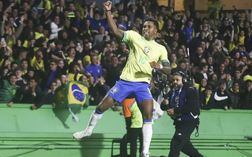 Na noite desta sexta-feira (6), o Brasil voltou a vencer pelas Eliminatórias da Copa do Mundo de 2026 ao bater o Equador por 1 a 0, no Couto Pereira. Com gol de Rodrygo, a Seleção Brasileira quebrou um incômodo jejum de quatro jogos sem ganhar – com três derrotas consecutivas.