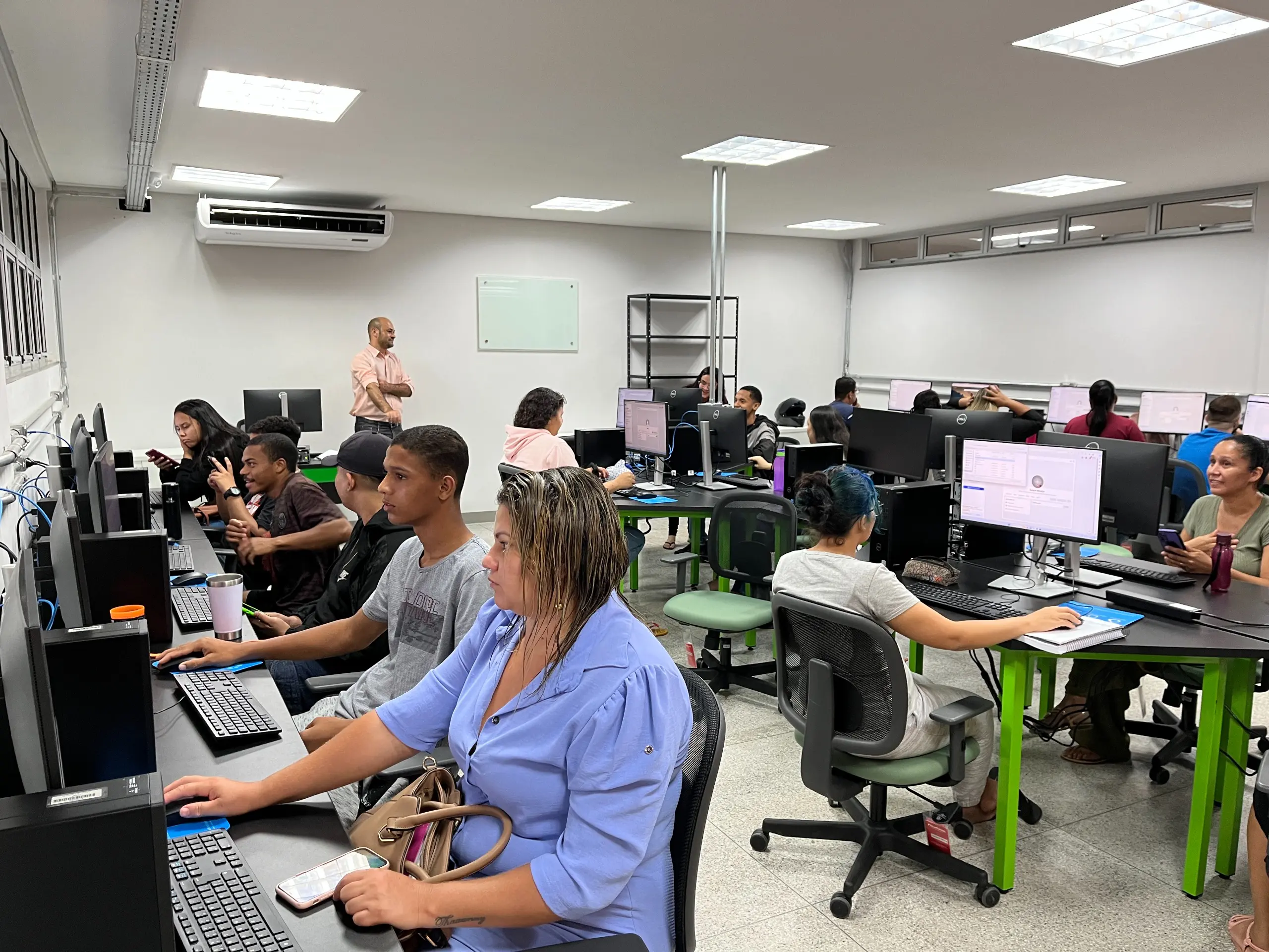 O projeto Qualifica Mais Aparecida está com 2.075 vagas para 14 cursos de qualificação profissional, totalmente gratuitos. O programa, promovido pela Prefeitura de Aparecida de Goiânia, abrange cursos desde funções administrativas até técnicas.