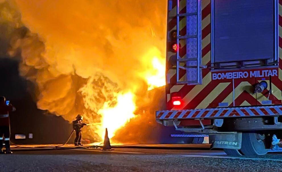 Na madrugada desta quinta-feira (22/08), os Bombeiros de Goiânia foram acionados para combater um incêndio em um caminhão na BR-153, nas proximidades da barreira da Polícia Rodoviária Federal (PRF). O chamado foi registrado às 4h14