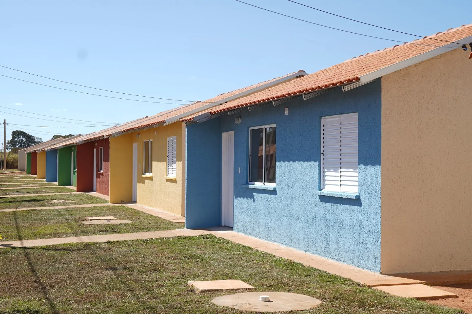 O Governo de Goiás, por meio da Agência Goiana de Habitação (Agehab), da Secretaria de Estado de Infraestrutura (Seinfra) e do Goiás Social, alerta para o prazo final de inscrição e entrega de documentos para interessados em casas a custo zero em 14 municípios.