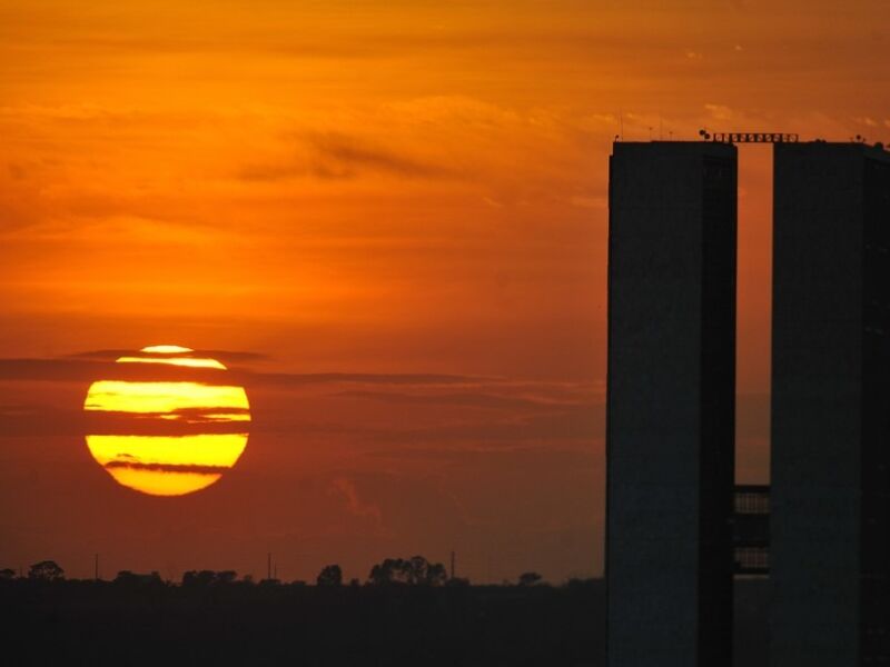 A adoção do horário de verão pode resultar em uma diminuição até 2,9% da demanda máxima de energia elétrica, e em uma economia próxima a R$ 400 milhões para a operação do Sistema Interligado Nacional (SIN) apenas entre os meses de outubro e fevereiro.