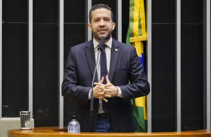 O deputado federal André Janones (Avante-MG) foi indiciado pela Polícia Federal pelos crimes de corrupção passiva, peculato e associação criminosa. A investigação, que apura a prática de ‘rachadinha’, revelou que Janones usava o cartão de crédito de um ex-assessor para gastos pessoais e solicitava reembolsos à Câmara sem pagar as faturas.