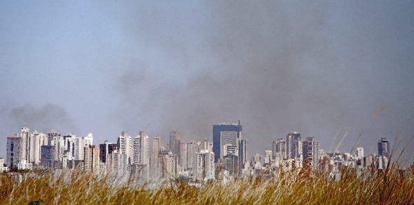 Por causa da fumaça das queimadas, a poluição do ar atingiu nível perigoso em várias capitais do país. Em Goiânia, as aulas estão suspensas. De acordo com o Corpo de Bombeiros, o mês de agosto concentrou quase um terço das queimadas em Goiás. A capital sofre com incêndios dentro e nos arredores da cidade.