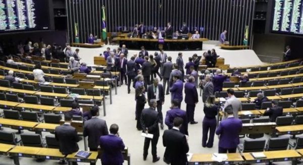 A Câmara dos Deputados aprovou nesta segunda-feira (9/9) a urgência para votação do projeto que prevê transição para o fim da desoneração da folha de pagamentos para 17 setores da economia e da alíquota cheia do INSS em municípios com até 156 mil habitantes.