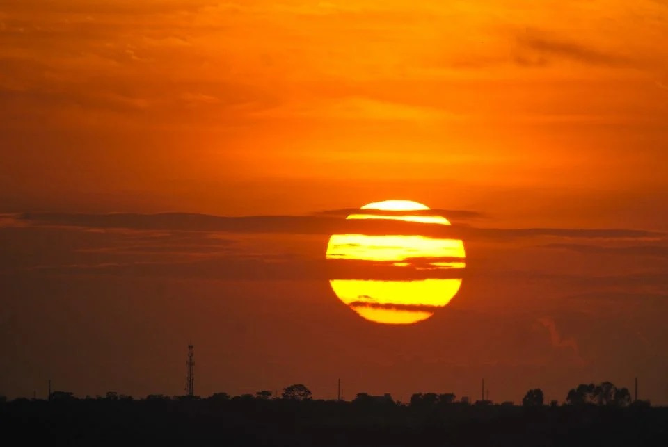 Com o Brasil enfrentando uma seca recorde e a aproximação dos meses mais quentes do ano, o governo estuda a possibilidade de reintroduzir o horário de verão, que foi suspenso em 2019. A proposta está sendo discutida com especialistas do setor energético, que divergem sobre a efetividade da medida e os impactos que ela pode trazer à rotina dos brasileiros.