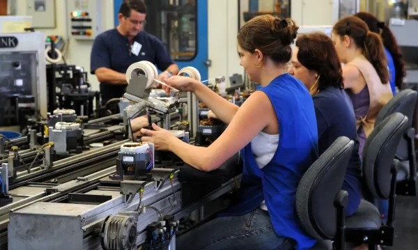 Os ministérios das Mulheres e o Ministério do Trabalho e Emprego (MTE) lançaram, nesta quarta-feira (18), em Brasília, Plano Nacional de Igualdade Salarial e Laboral entre Mulheres e Homens, com ações voltadas à ampliação e permanência das mulheres no mercado de trabalho, ascensão a cargos de direção e gestão; e também, ao enfrentamento às discriminações no ambiente de trabalho.￼