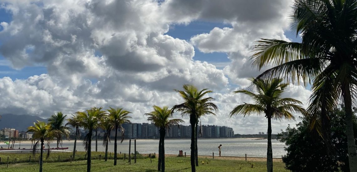 O Brasil passando por seca extrema, o Instituto Nacional de Meteorologia (Inmet) alerta que as chuvas para o último trimestre do ano serão abaixo da média histórica em diversas regiões do país. A primavera marca a transição entre as estações seca e chuvosa no setor central do país.