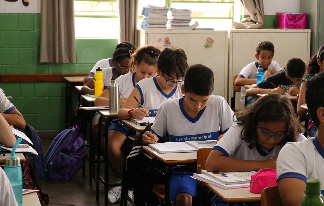 A Prefeitura de Goiânia está autorizada a contratar professores temporários para suprir as necessidades da rede municipal de ensino, segundo decisão do Tribunal Regional Eleitoral (TRE), que autorizou a substituição de professores afastados por motivos legais em um acórdão publicado na segunda-feira (16/9).