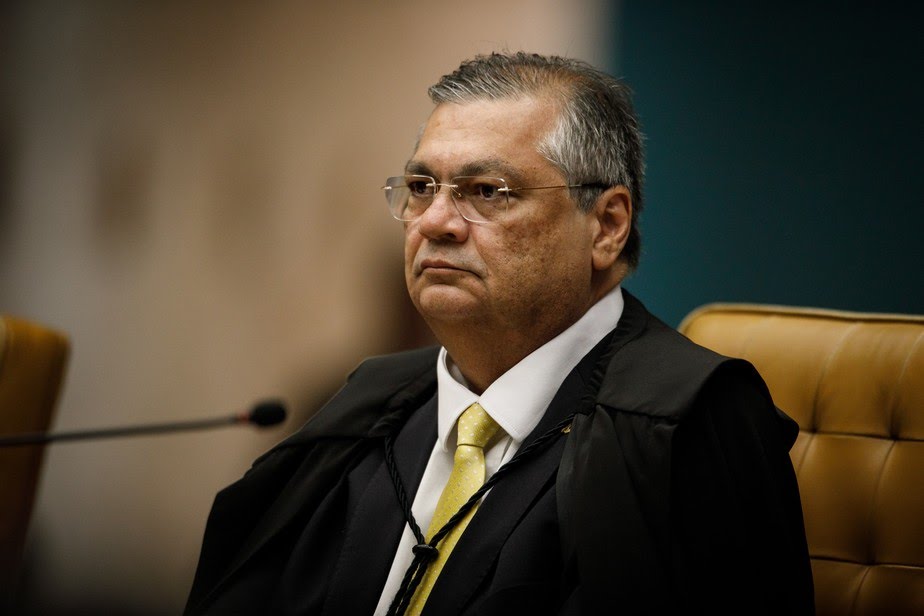 O ministro Flávio Dino, do STF (Supremo Tribunal Federal), determinou a suspensão do trecho da reforma da Previdência que estabeleceu a mesma idade para aposentadoria de policiais civis e federais tanto para homens quanto para mulheres.