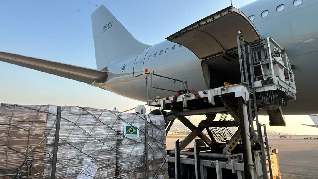 A operação Raízes do Cedro, que já soma oito voos de resgate de brasileiros e familiares da zona de conflito no Líbano, também tem aproveitado os deslocamentos da aeronave KC-30, da Força Aérea Brasileira (FAB), para enviar insumos hospitalares, além de alimentos, para a população afetada pela guerra.