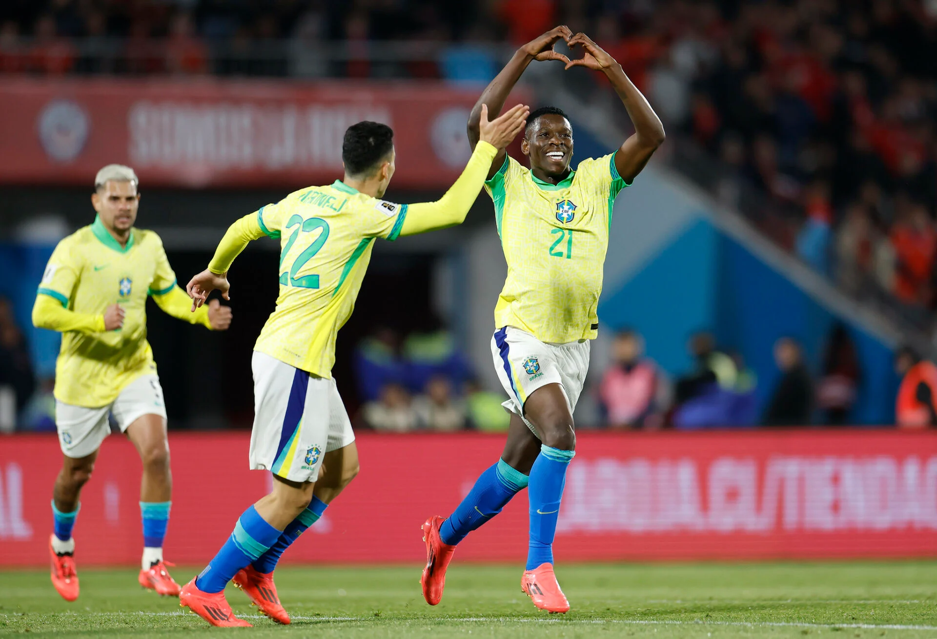 Dois botafoguenses salvaram o Brasil de mais um vexame e foram decisivos para a vitória sobre o Chile, de virada, por 2 a 1 nesta quinta-feira (10/10). Igor Jesus e Luiz Henrique foram às redes no triunfo em Santiago, conquistado com gol perto dos acréscimos, quando a partida apontava para um empate com marasmo.