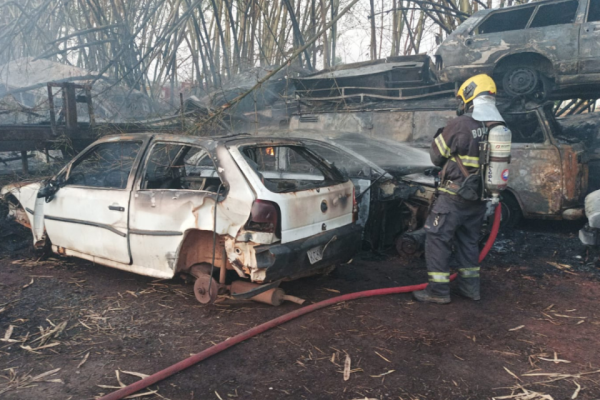 Um incêndio ocorrido na garagem da Secretaria Municipal de Mobilidade de Goiânia (SMM), localizada no Setor Santa Genoveva, destruiu 163 veículos na noite desta segunda-feira (30/9).