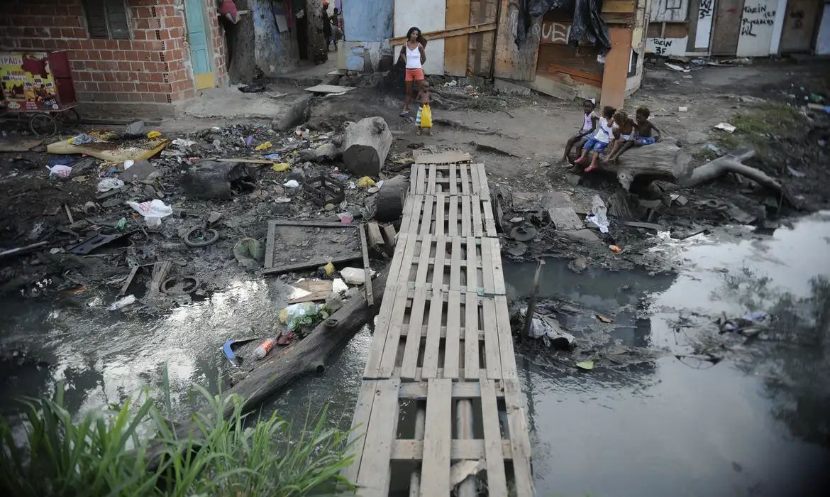 O Fundo das Nações Unidas para a Infância (Unicef) faz um alerta que 12,2 milhões de crianças e adolescentes vivem sem acesso adequado ao esgotamento sanitário e 2,1 milhões sem acesso adequado a água no Brasil.￼