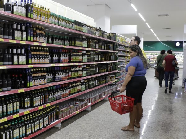 O Ministério da Agricultura e Pecuária (Mapa) emitiu nesta segunda-feira (21/10) um novo alerta de risco aos consumidores sobre a comercialização de 12 marcas de azeite de oliva desclassificadas por fraude. 