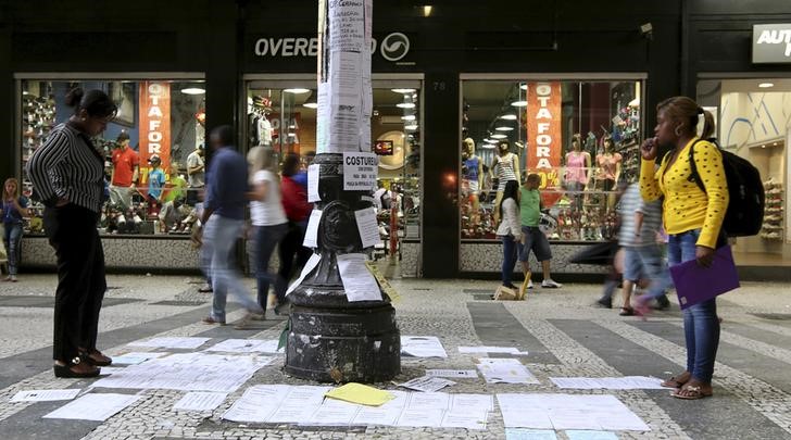 A taxa de desemprego no Brasil ficou em 6,4% nos três meses até setembro, informou o Instituto Brasileiro de Geografia e Estatística (IBGE) nesta quinta-feira.