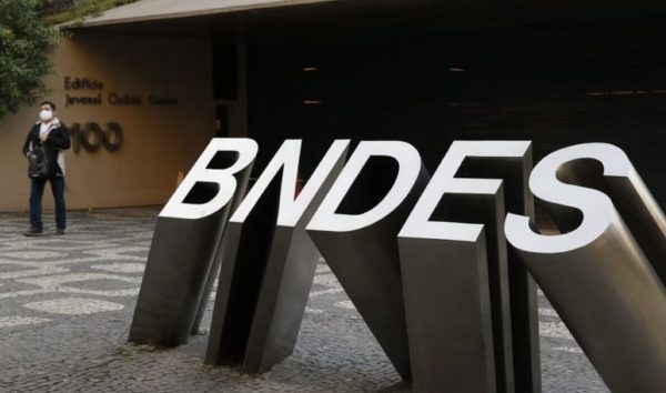 Nesta sexta-feira (18), durante o lançamento do programa "Acredita" em São Paulo, o presidente do BNDES, Aloizio Mercadante, revelou um importante pacote de apoio financeiro destinado a micro, pequenas e médias empresas brasileiras.