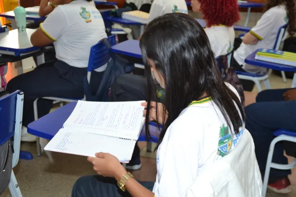 Foi sancionada nesta terça-feira (29/10) pelo governador Ronaldo Caiado a lei que institui o Prêmio Redação Enem. A premiação será concedida aos estudantes da 3ª série do Ensino Médio que alcançarem pontuação alta na Redação do Enem.