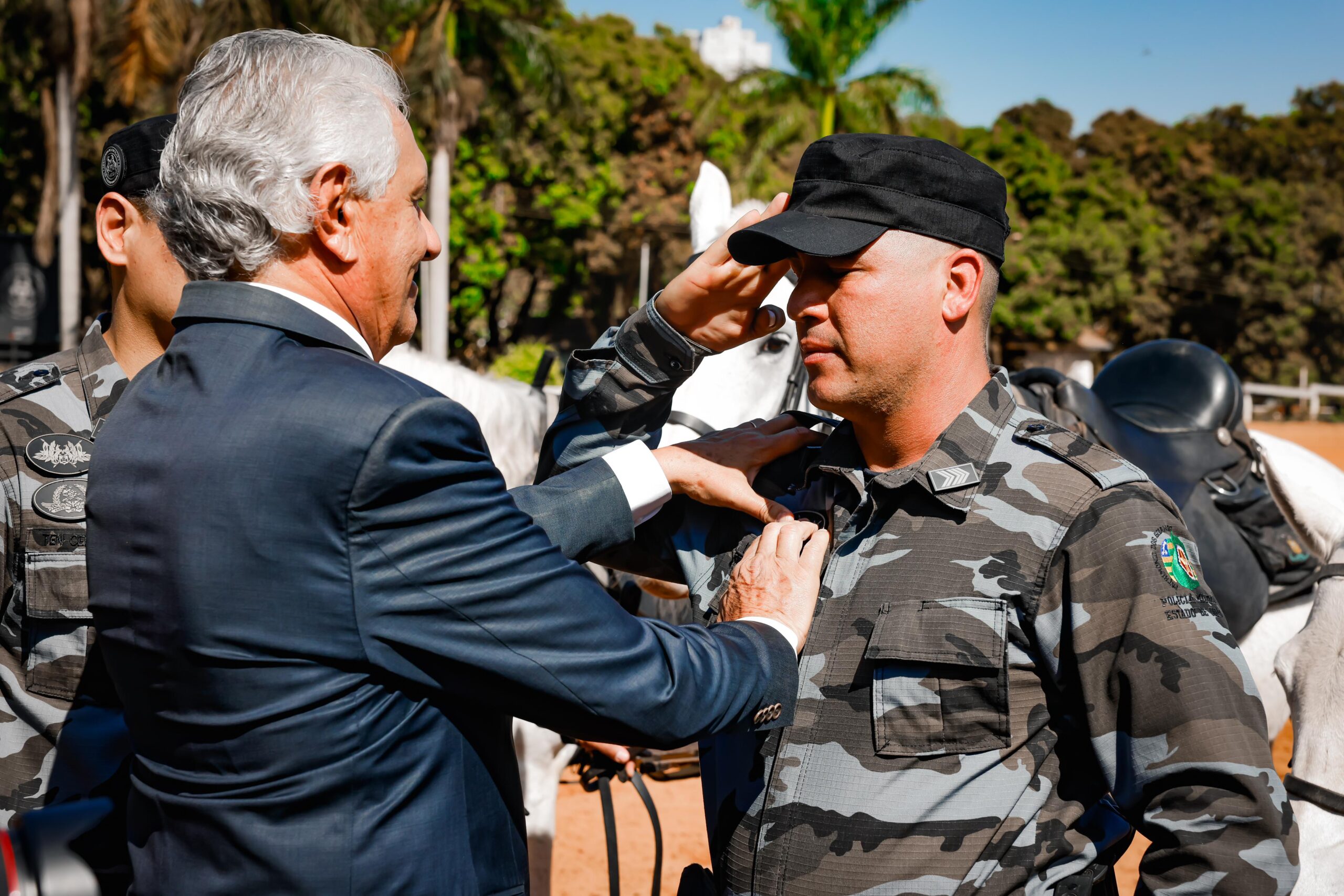 O governador Ronaldo Caiado participou, nesta terça-feira (8/10), em Goianápolis, da cerimônia de formatura do 3º Curso de Patrulhamento Rural da Polícia Militar de Goiás (PMGO). Os 66 novos