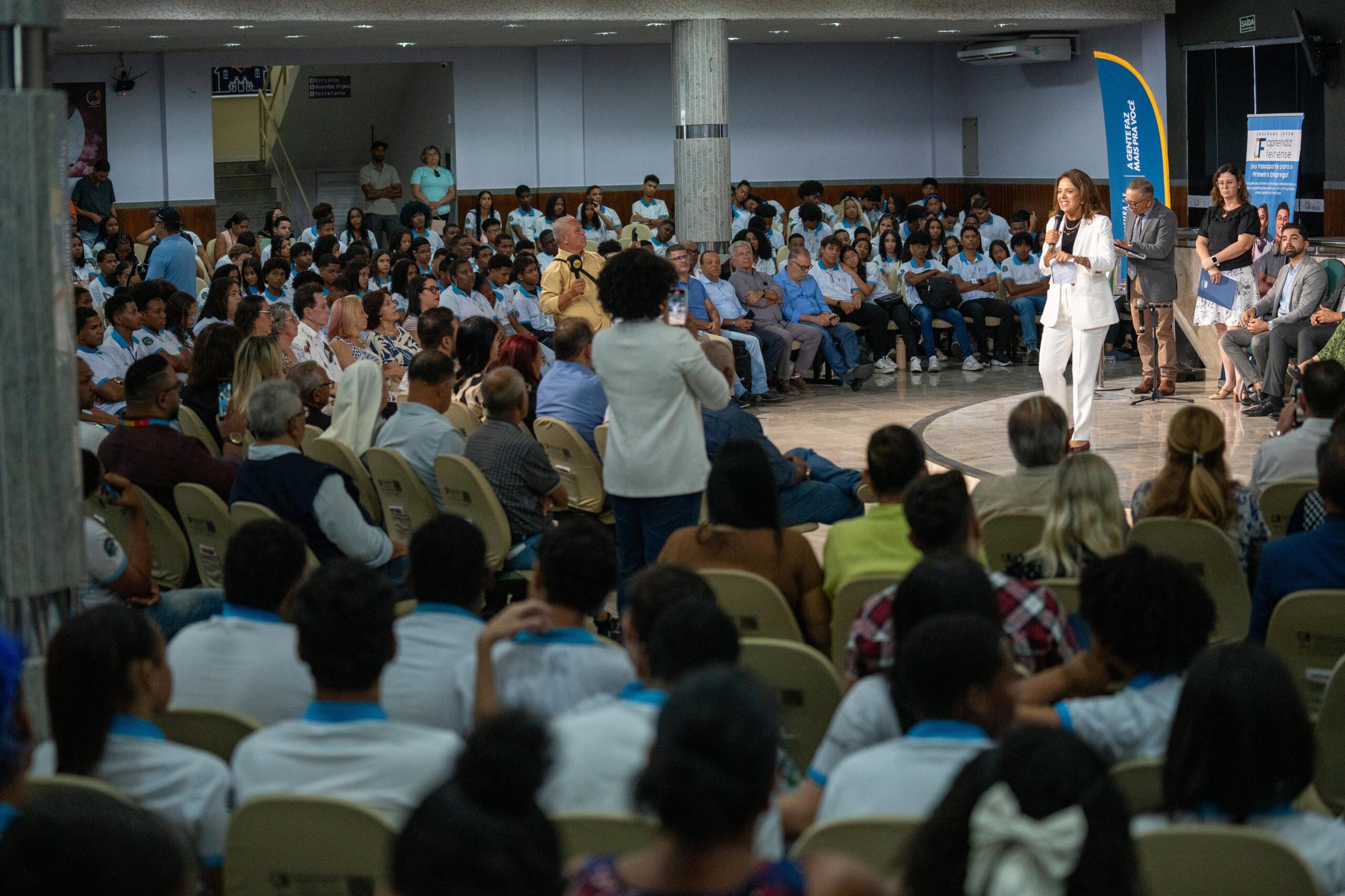 A Prefeitura de Feira de Santana, na Bahia, lançou nesta terça-feira (29/10), a ampliação do Jovem Aprendiz Feirense - iniciativa que visa possibilitar que estudantes possam ter uma experiência no mercado de trabalho enquanto continuam focando nos estudos.