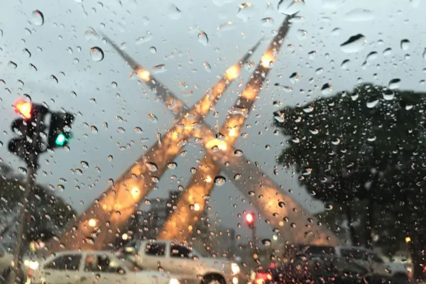 O fim de semana em Goiás chegou com alerta de chuvas intensas. A previsão é do Instituto Nacional de Meteorologia (Inmet). Segundo o órgão, no período, os termômetros da capital goiana também devem registrar temperaturas até 30°C.