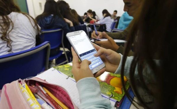 Projeto de lei aprovado pela Comissão de Educação da Câmara dos Deputados proíbe o uso de telefone celular e de outros aparelhos eletrônicos portáteis por alunos da educação básica em escolas públicas e particulares, inclusive no recreio e nos intervalos entre as aulas.