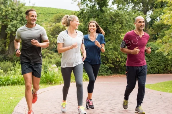 Acumular o tempo recomendado de exercício físico por semana em só dois dias reduziria o risco de desenvolver 264 doenças em comparação a manter-se sedentário, segundo estudo de pesquisadores do Massachusetts General Hospital, nos Estados Unidos, publicado na revista científica Circulation, da American Heart Association (AHA).