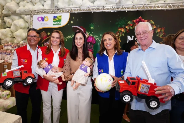 A primeira-dama do Estado e coordenadora do Gabinete de Políticas Sociais (GPS), Gracinha Caiado, anunciou a entrega de 525 mil brinquedos do projeto Natal do Bem, que beneficiará crianças nos 246 municípios do Estado.