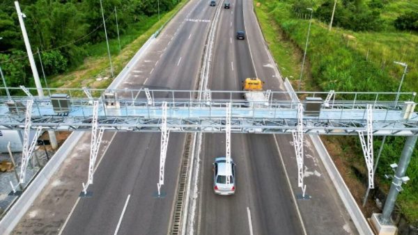 O Conselho Nacional de Trânsito (Contran) aprovou, nesta segunda-feira (14), a Resolução nº 1013/2024 que atualiza as regras para implementação do pedágio eletrônico em rodovias concedidas à iniciativa privada, em todo o país.