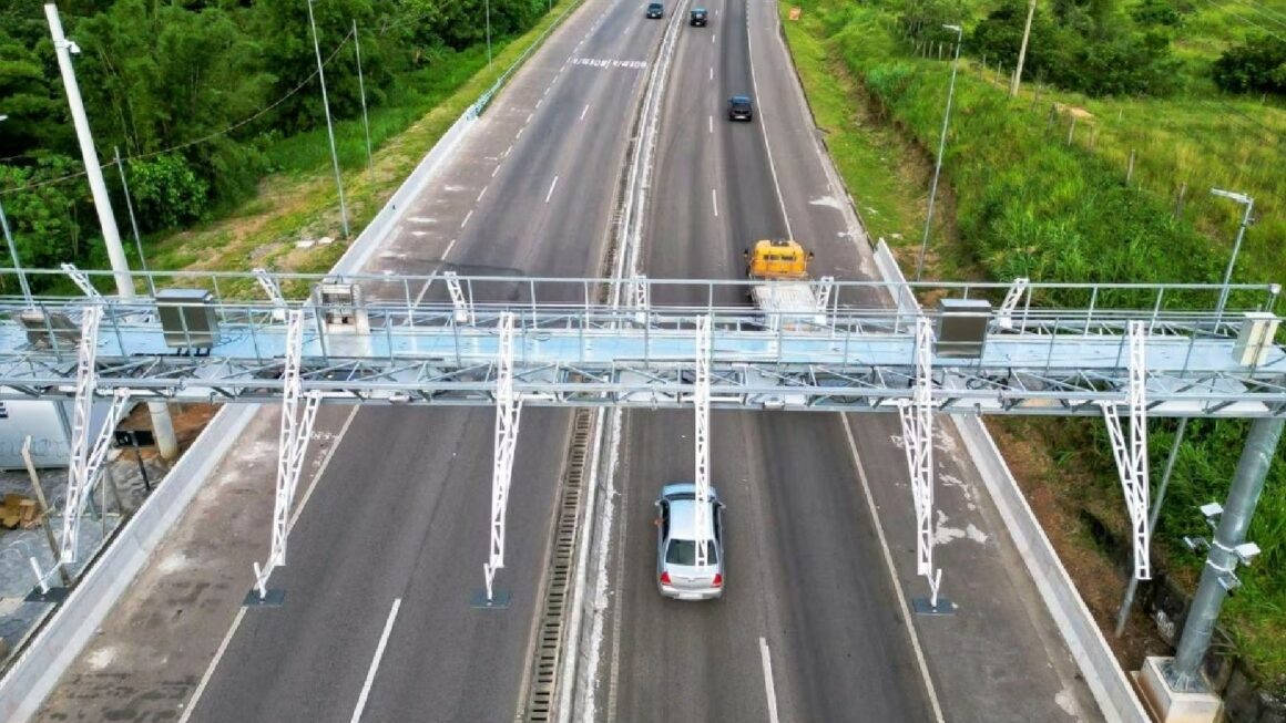 O Conselho Nacional de Trânsito (Contran) aprovou, nesta segunda-feira (14), a Resolução nº 1013/2024 que atualiza as regras para implementação do pedágio eletrônico em rodovias concedidas à iniciativa privada, em todo o país.