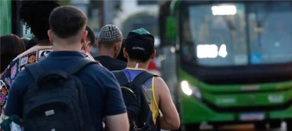 Todas as capitais e o Distrito Federal terão um esquema especial de gratuidade no transporte público no próximo domingo (30), dia do segundo turno das eleições para presidente e governadores em 12 estados - Alagoas, Amazonas, Bahia, Espírito Santo, Mato Grosso do Sul, Paraíba, Pernambuco, Rio Grande do Sul, Roraima, Santa Catarina, Sergipe e São Paulo.￼