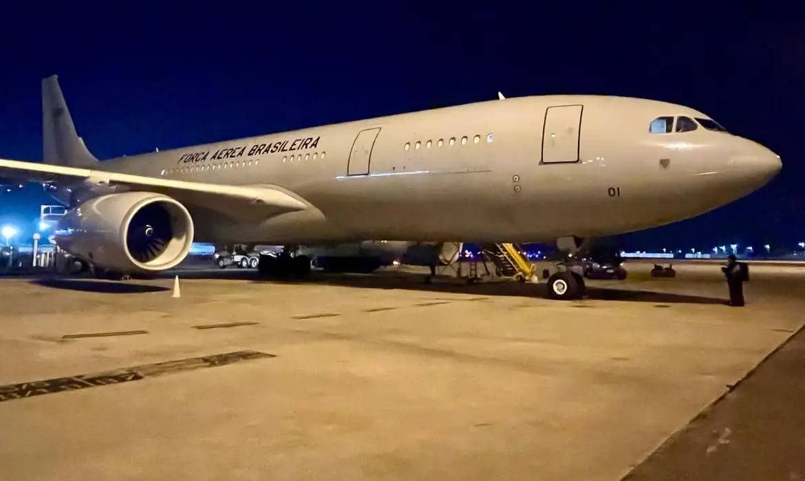 O quarto voo da Força Aérea Brasileira (FAB) que resgatou brasileiros do Líbano pousou às 07h11 deste sábado (12/10) na Base Aérea de São Paulo, em Guarulhos.