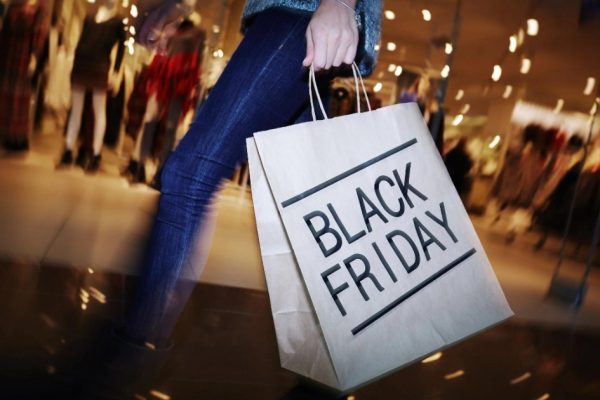 Um levantamento da Câmara de Dirigentes Lojistas (CDL) de Goiânia projeta que a Black Friday deste ano deve atrair 64% dos consumidores da capital para as compras.