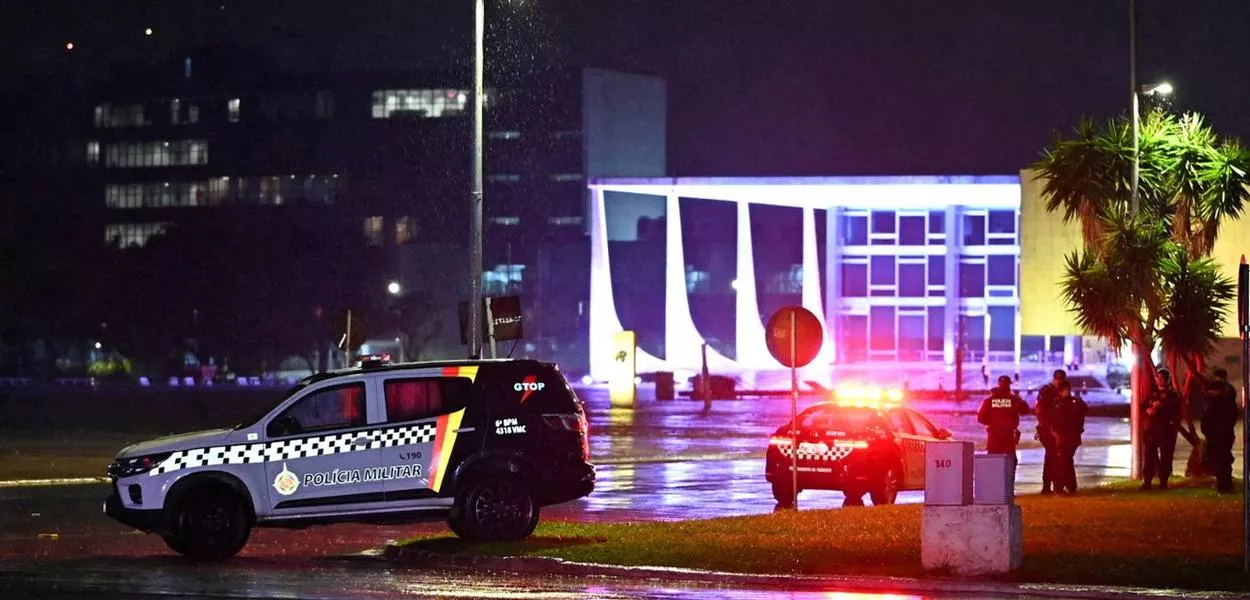 O Ministério da Justiça e Segurança Pública informou que a Polícia Federal vai abrir inquérito sobre o suposto atentado na noite desta quarta-feira (13) na Praça dos Três Poderes.