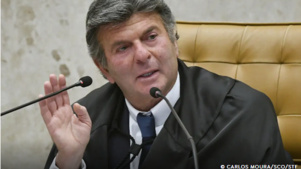 O ministro Luiz Fux, do Supremo Tribunal Federal (STF), determinou nesta quarta-feira (13) que o governo federal adote medidas para impedir que beneficiários de programas sociais, como o Bolsa Família, usem o dinheiro que recebem para fazer apostas online.