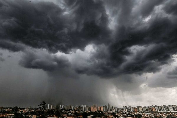 As chuvas deram uma trégua neste fim de semana em algumas regiões de Goiás. No entanto, a previsão para esta semana indica alerta para tempestades