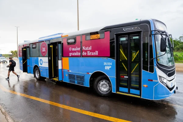 O Governo de Goiás, por meio do Goiás Social, disponibilizou aos visitantes do Natal do Bem quatro linhas de ônibus especiais para facilitar o acesso ao Centro Cultural Oscar Niemeyer (CCON).