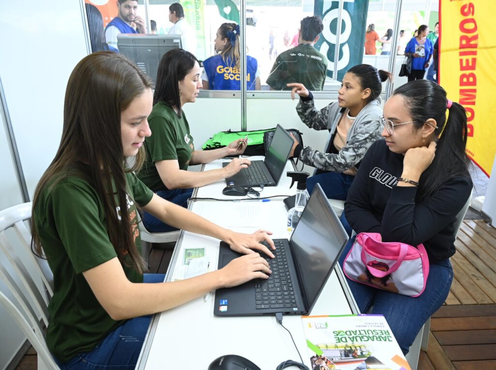 Um feirão de empregos oferece 10 mil vagas de trabalho em Goiás, a partir desta quinta-feira (7/11). O evento ocorre em Goiânia e em outras oito cidades do interior.