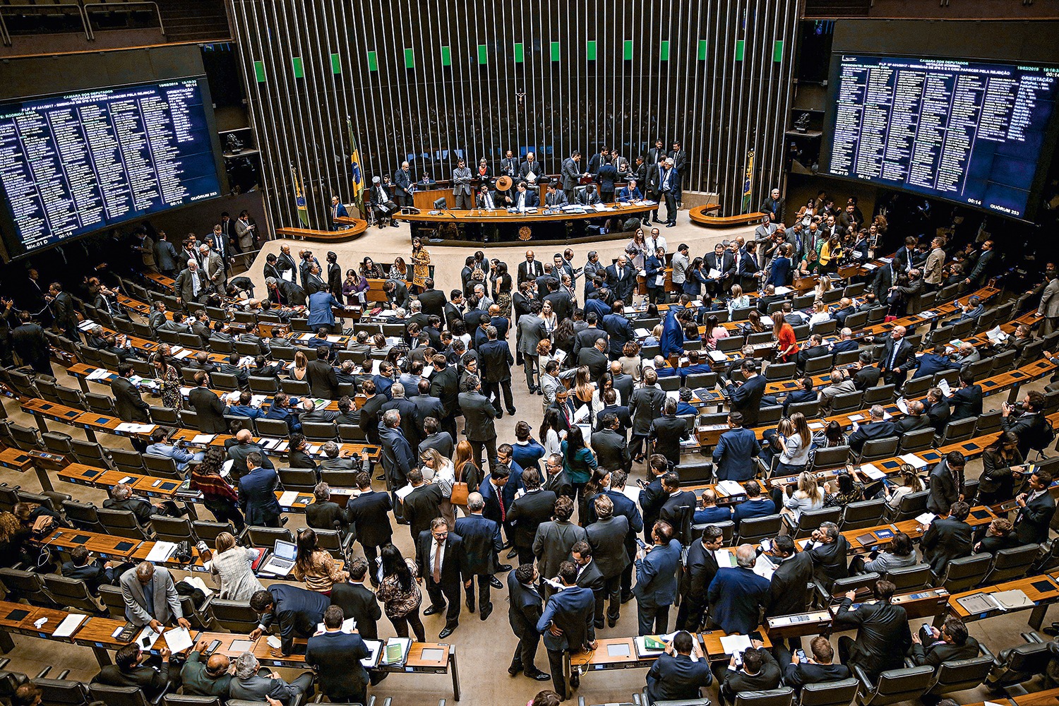 A Proposta de Emenda à Constituição (PEC) que prevê o fim da escala 6x1 (seis dias de trabalho, um de descanso) atingiu o quórum de assinaturas necessário para começar a tramitar na Câmara dos Deputados.