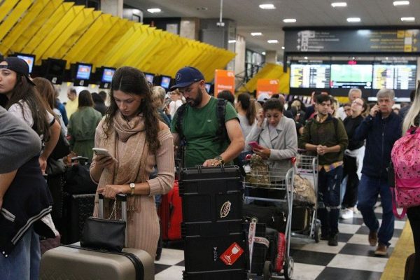 Passageiros que tiveram voos cancelados nessa quinta-feira (28/11)no Aeroporto de Congonhas, zona sul de São Paulo, após as fortes chuvas que atingiram a cidade no período da tarde ainda enfrentam transtornos para realizar a remarcação de voos na manhã desta sexta-feira (29).