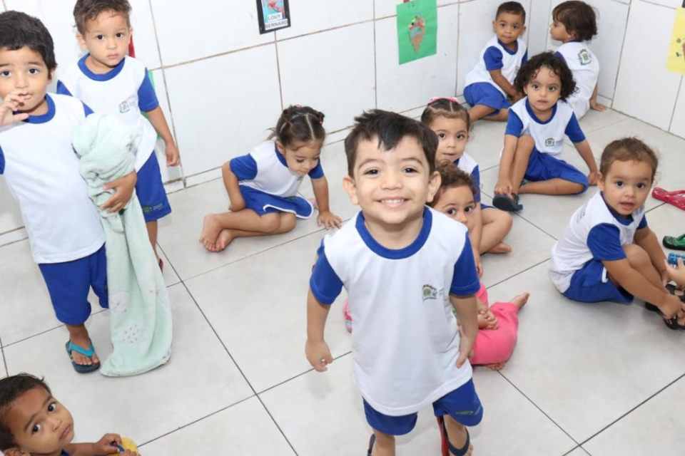 A Prefeitura de Goiânia inicia, nesta segunda-feira (4), o processo de renovação de matrículas para o ano letivo de 2025, destinado aos estudantes veteranos da Rede Municipal de Ensino.