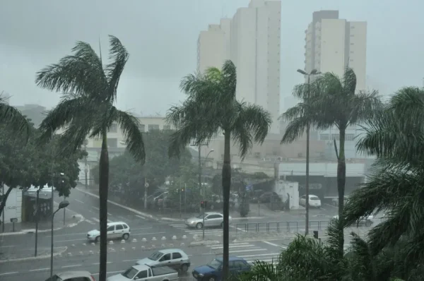 O Instituto Nacional de Meteorologia (Inmet) emitiu alerta amarelo por perigo de chuvas intensas para Goiás e outros 14 Estados.