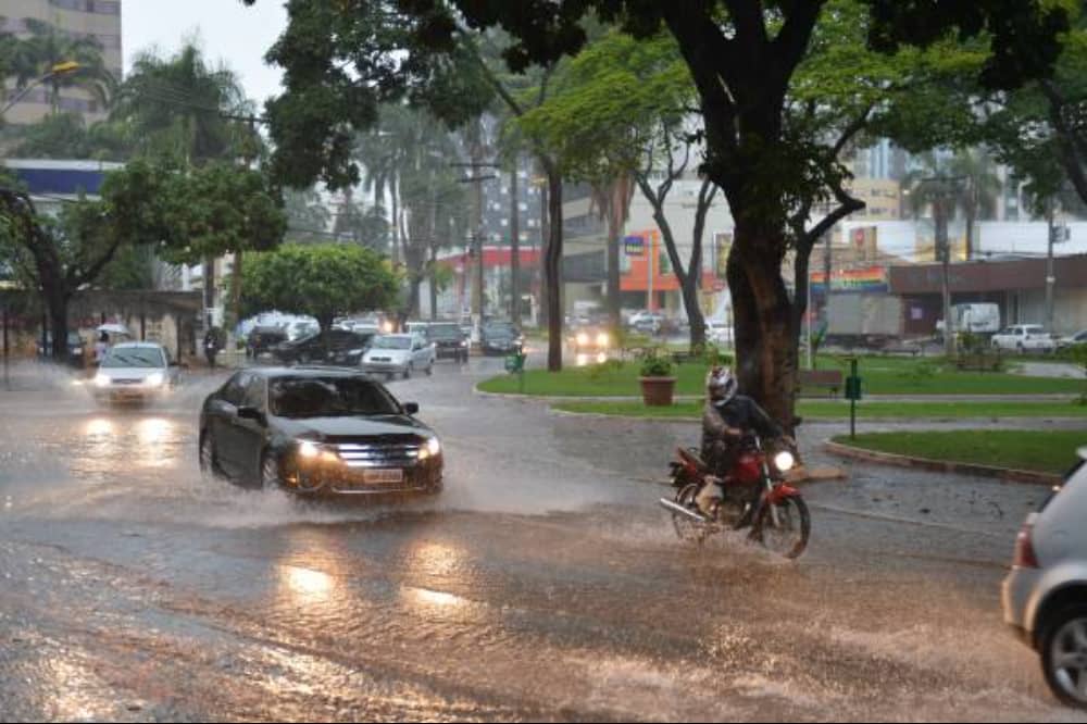 As chuvas intensas que atingiram Goiânia nas últimas semanas expuseram mais uma vez a fragilidade da cidade diante de eventos climáticos extremos.