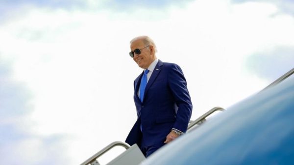 O presidente dos Estados Unidos, Joe Biden, chega ao Brasil neste domingo (17/11). Vindo de Lima, no Peru, ele tem como primeiro destino Manaus, onde participará de um passeio aéreo pela Amazônia.