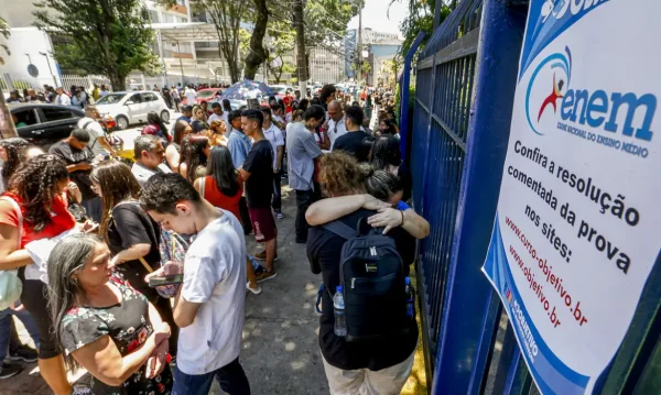 A aplicação da primeira etapa do Exame Nacional do Ensino Médio (Enem) de 2024 será realizada neste domingo (3/11), a partir de 13h30, em todos os estados, mais o Distrito Federal, em 1753 municípios.  