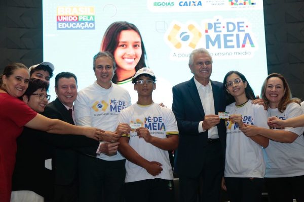 O Pé-de-Meia está beneficiando 105,7 mil estudantes de Goiás desde que foi ampliado para também beneficiar estudantes com Cadastro Único para Programas Sociais do Governo Federal (CadÚnico) e alunos da Educação de Jovens e Adultos (EJA).