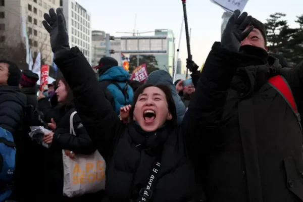 O Parlamento da Coreia do Sul aprovou neste sábado (14/12) o impeachment do presidente Yoon Suk Yeol. A decisão ocorre menos de duas semanas após ele decretar (e revogar, em seguida) lei marcial no país. 