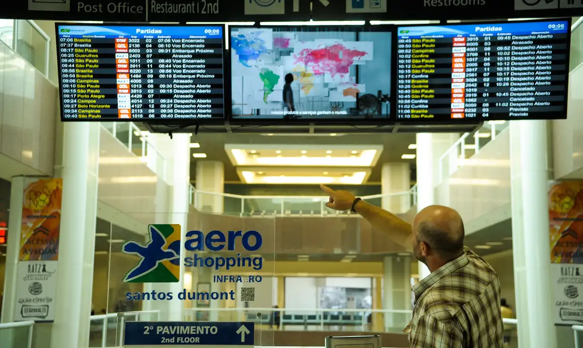 Chegaram as férias. Hora de fazer as malas e viajar. E de torcer para que nada dê errado. Mas, se der, é uma boa, para o consumidor, estar a par de seus direitos, tanto na hora de pegar o avião como na hora de desfrutar de tudo que estava previsto nos pacotes turísticos.￼