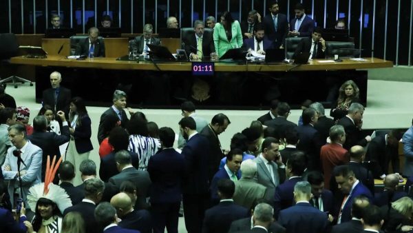 A Câmara dos Deputados finalizou a análise da primeira proposta do pacote de corte de gastos nesta quarta-feira (18).