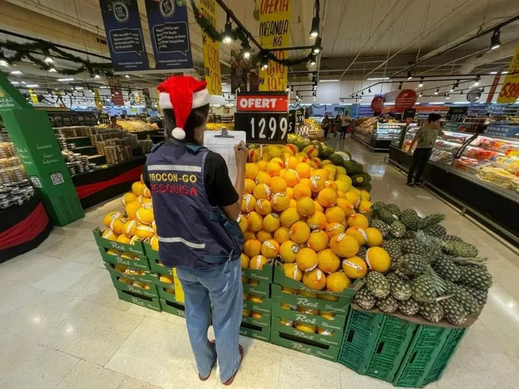 O Procon Goiás realizou uma pesquisa de variação de preços em 11 estabelecimentos de Goiânia. Ao todo, 93 itens foram analisados, como frutas, doces em calda, panetones, aves, carnes e bebidas. O levantamento foi realizado entre os dias 13 a 19 de dezembro.