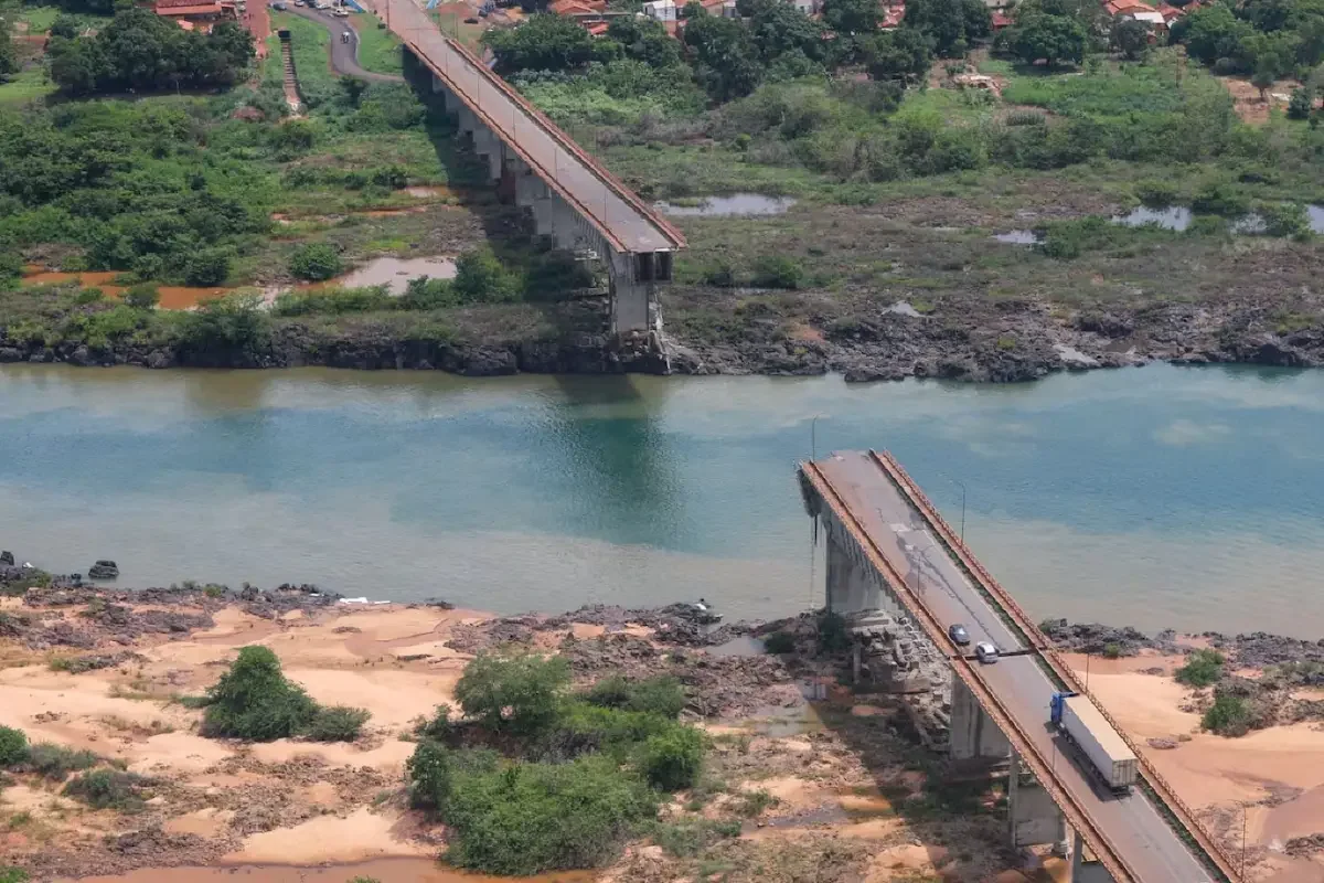 Três caminhões que transportavam 22 mil litros de defensivos agrícolas e 76 toneladas de ácido sulfúrico, um produto químico corrosivo, caíram no Rio Tocantins devido à queda da ponte Juscelino Kubitschek de Oliveira no domingo (22/12),